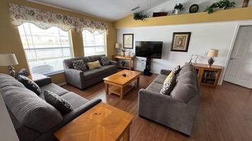 House, 4 Bedrooms | Living area