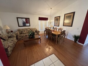 Maison, 4 chambres | Aire de séjour