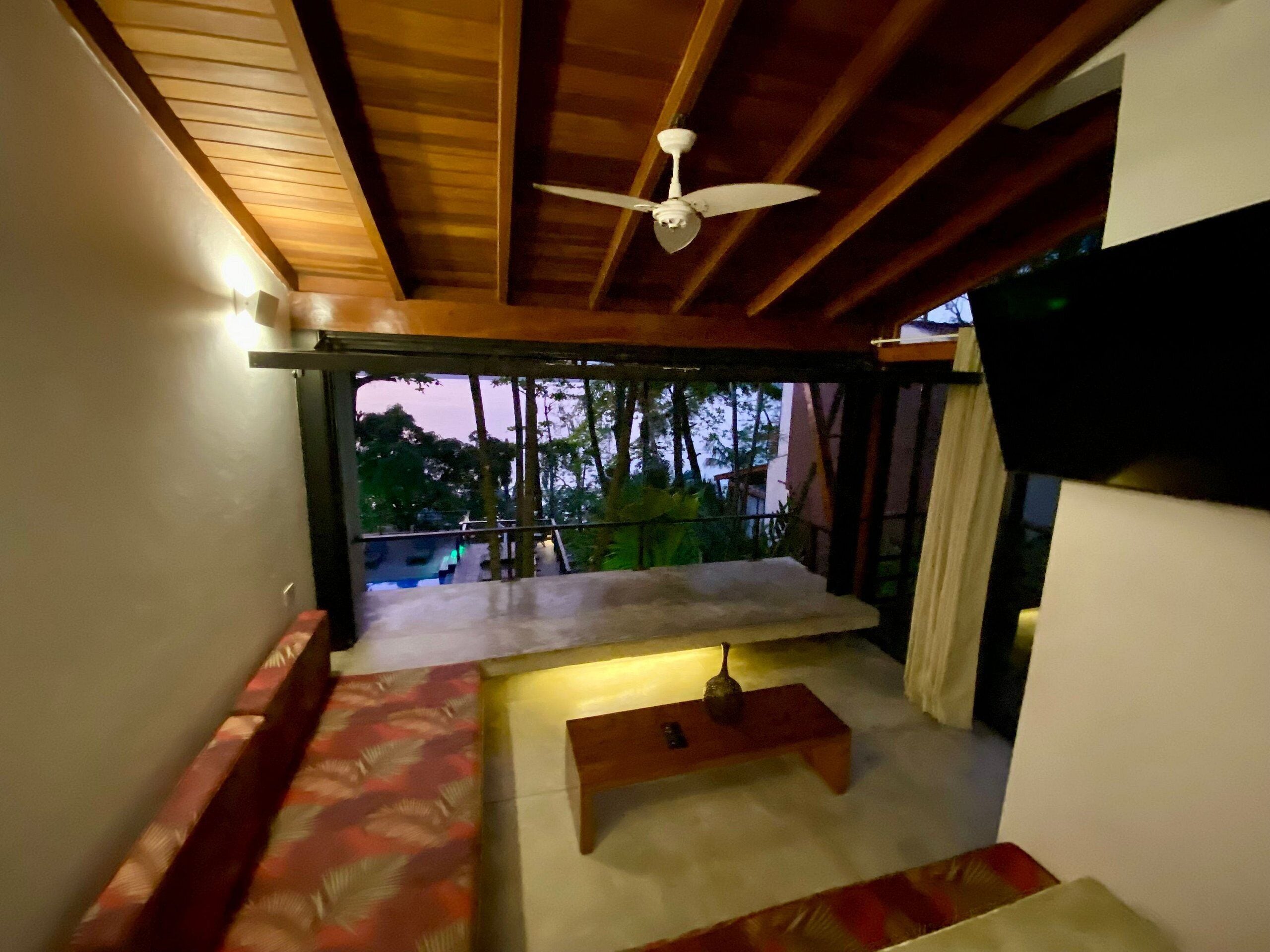 別墅 | 起居區 | 50-吋智慧型電視，提供衛星頻道