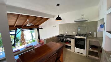 Biệt thự cơ bản | Bếp riêng | Tủ lạnh, lò vi sóng, lò nướng bánh mì