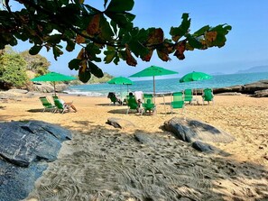 Plage, parasols, bar de plage