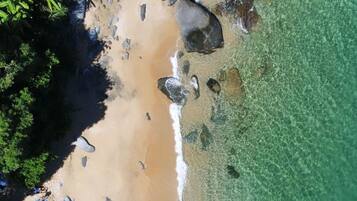 Na praia, guarda-sóis, bar na praia