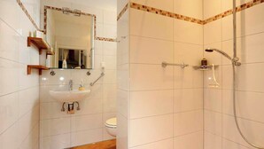 Hair dryer, towels, soap, toilet paper - 15 min from Neuss main station. Apartment for rent in quiet residential street. (Neuss)