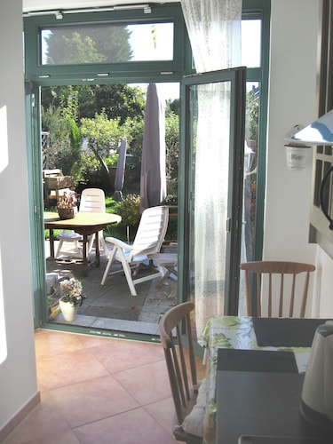 15 min from Neuss main station. Apartment for rent in quiet residential street.