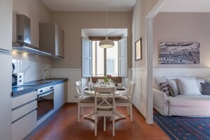 Departamento superior, 2 habitaciones, cocina, vista a la ciudad | Área de sala de estar