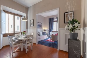 Appartement supérieur, 2 chambres, cuisine, vue sur la ville | Aire de séjour