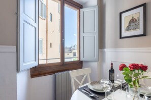 Appartement supérieur, 2 chambres, cuisine, vue sur la ville | 2 chambres, accès au Wi-Fi (inclus)