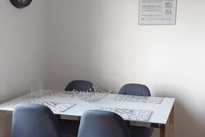 Dining - Gîte Rosemary floor in house (Ambutrix)