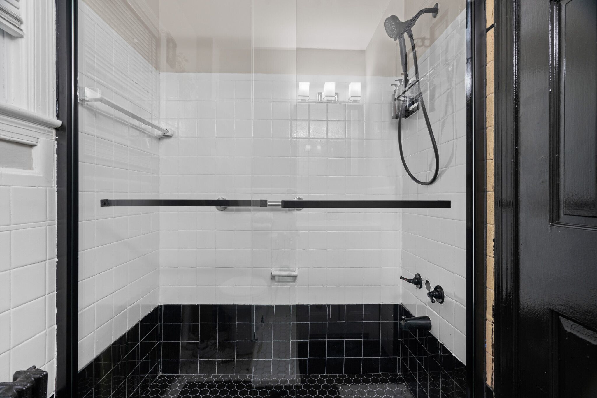 Een douche, een haardroger, handdoeken, zeep