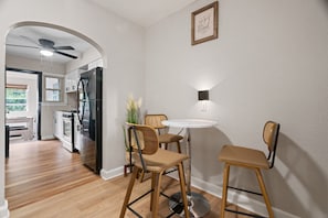 Interior - Capitol Hill King Bed Suite+Free Parking+Private Lounge (Washington)