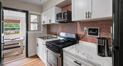 Capitol Hill King Bed Suite+Free Parking+Private Lounge