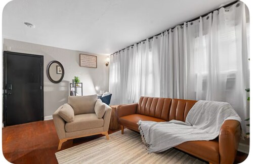 Capitol Hill King Bed Suite+Free Parking+Private Lounge