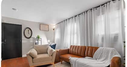 Capitol Hill King Bed Suite+Free Parking+Private Lounge