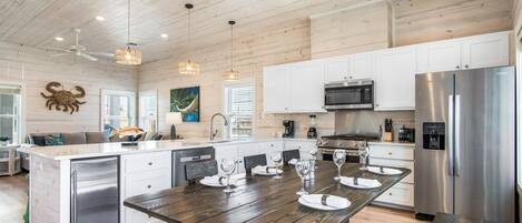 Kylskåp, mikrovågsugn, ugn och spishäll