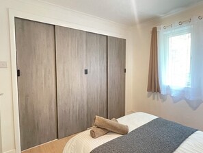 1 dormitorio, tabla de planchar con plancha, wifi y ropa de cama
