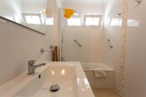 Dusche, Haartrockner, Handtücher, Seife