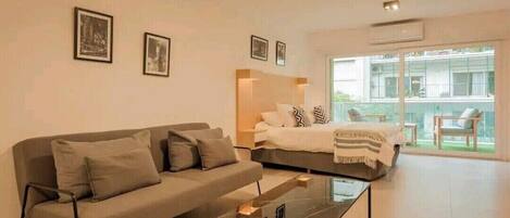 Estudio Deluxe, vista a la ciudad | Escritorio, espacio para trabajar con laptop y wifi gratis