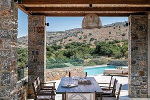 Outdoor dining - Ninemia Villa I in Crete (Plaka)
