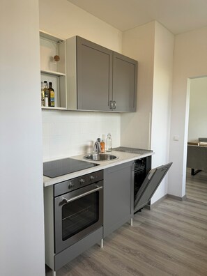 Kühlschrank, Ofen, Herdplatte, Wasserkocher