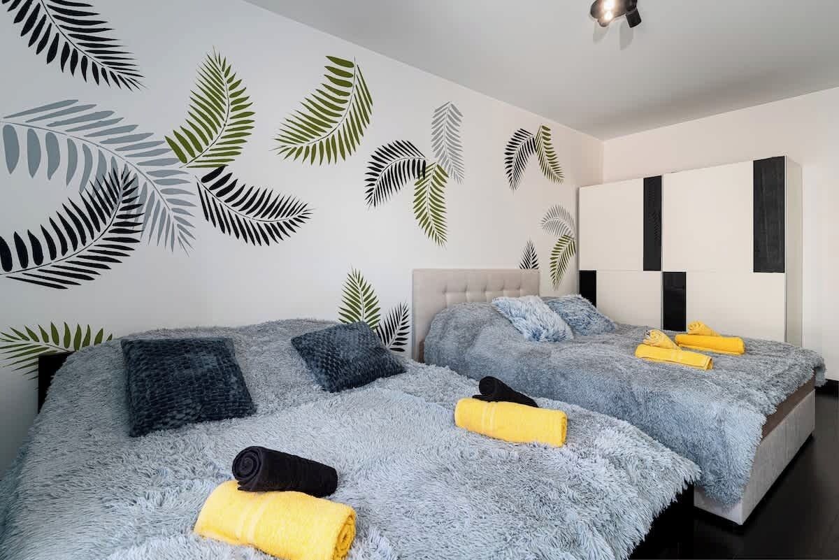 Iron/ironing board, travel crib, WiFi, bed sheets