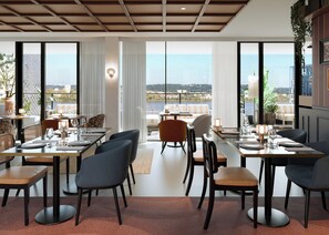 Tägliches kontinentales Frühstück (18 EUR pro Person)