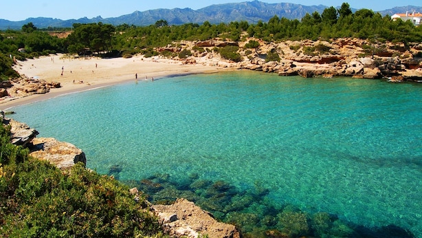 A clear turquoise sea with rocky shores and a sandy beach. - SAONA VILLAS (VN VERDA): villa for 6 people, private pool, wifi, air co (Les Tres Cales)