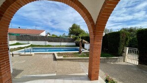 A covered outdoor area with a swimming pool, brick columns, and a gated entrance. - SAONA VILLAS (VN VERDA): villa for 6 people, private pool, wifi, air co (Les Tres Cales)