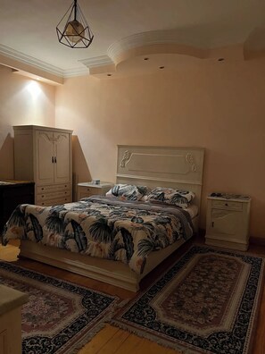 3 slaapkamers, een strijkplank/strijkijzer, wifi, beddengoed