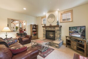 Smart TV, fireplace - Black Bear Townhome (End Unit) across from Purgatory - Views - Ski Shuttle (Durango)