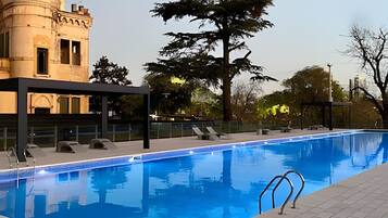 Apartemen Deluks | Kolam renang | Kolam renang outdoor