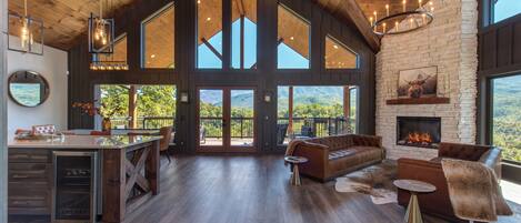 Een smart-tv, een open haard, videogames en tafelvoetbal