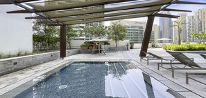 Piscina externa, espreguiçadeiras