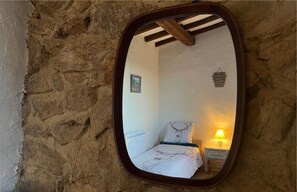 2 bedrooms, iron/ironing board, travel cot, free WiFi