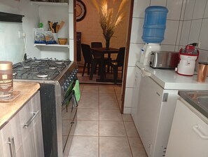Refrigerador, horno, lavavajillas y cafetera y tetera