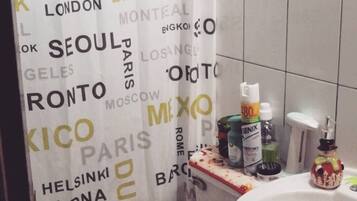 Vasca idromassaggio, asciugamani, sapone