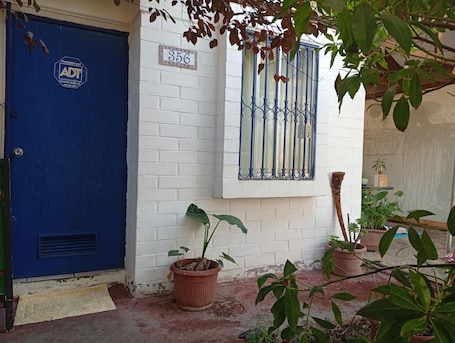Exterior detail. bedroom house with breakfas, wi fi, parking, feel like in your home
