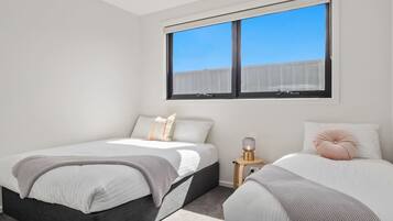 4 bedrooms, iron/ironing board, bed sheets