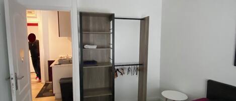 1 quarto, escrivaninha, ferros/tábuas de passar roupa, Wi-Fi de cortesia