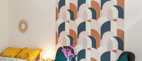 1 habitación, escritorio, tabla de planchar con plancha y cuna de viaje