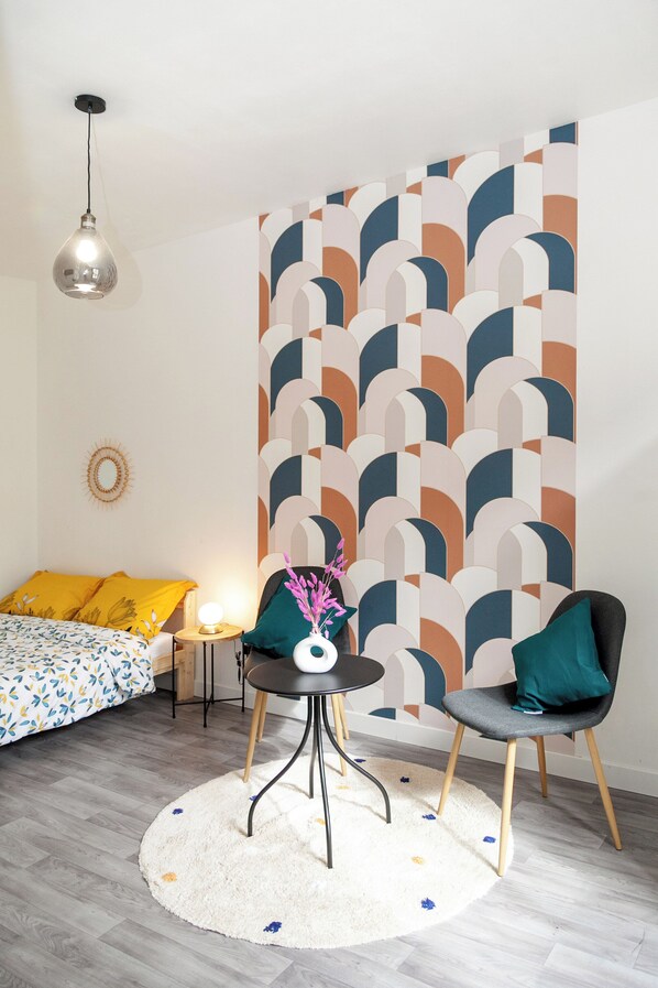 1 chambre, bureau, fer et planche à repasser, lit parapluie