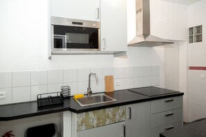 Réfrigérateur, micro-ondes, plaque de cuisson, cafetière/bouilloire