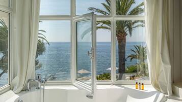 Baignoire Ă jets, sĂšche-cheveux, serviettes fournies, savon