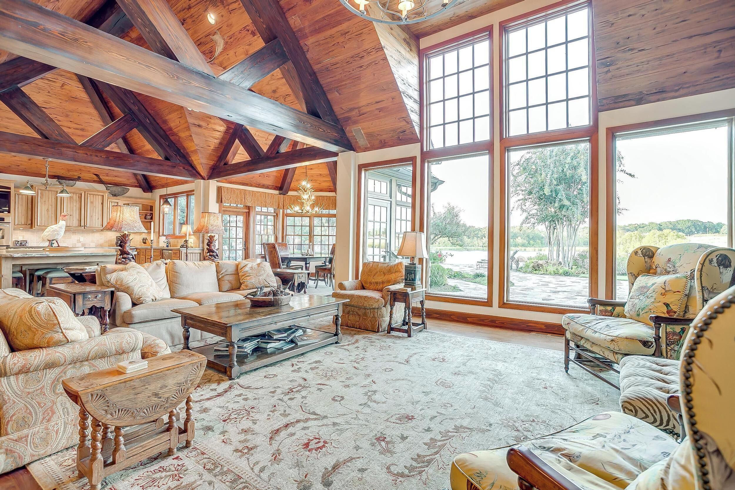 Smart-TV, Kamin, Tischtennisplatte, Arbeitsbereiche