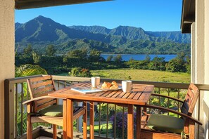 Outdoor dining - Hanalei Bay Resort 4301/2/3: Oceanfront w/ Lanais & Resort Perks, Pools & Tennis (Princeville)