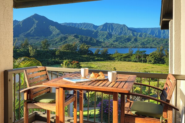 Outdoor dining - Hanalei Bay Resort 4301/2/3: Oceanfront w/ Lanais & Resort Perks, Pools & Tennis (Princeville)