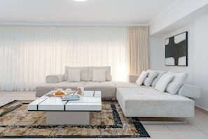TV - Voula Luxury Modern Living with Garden (Vari-Voula-Vouliagmeni)