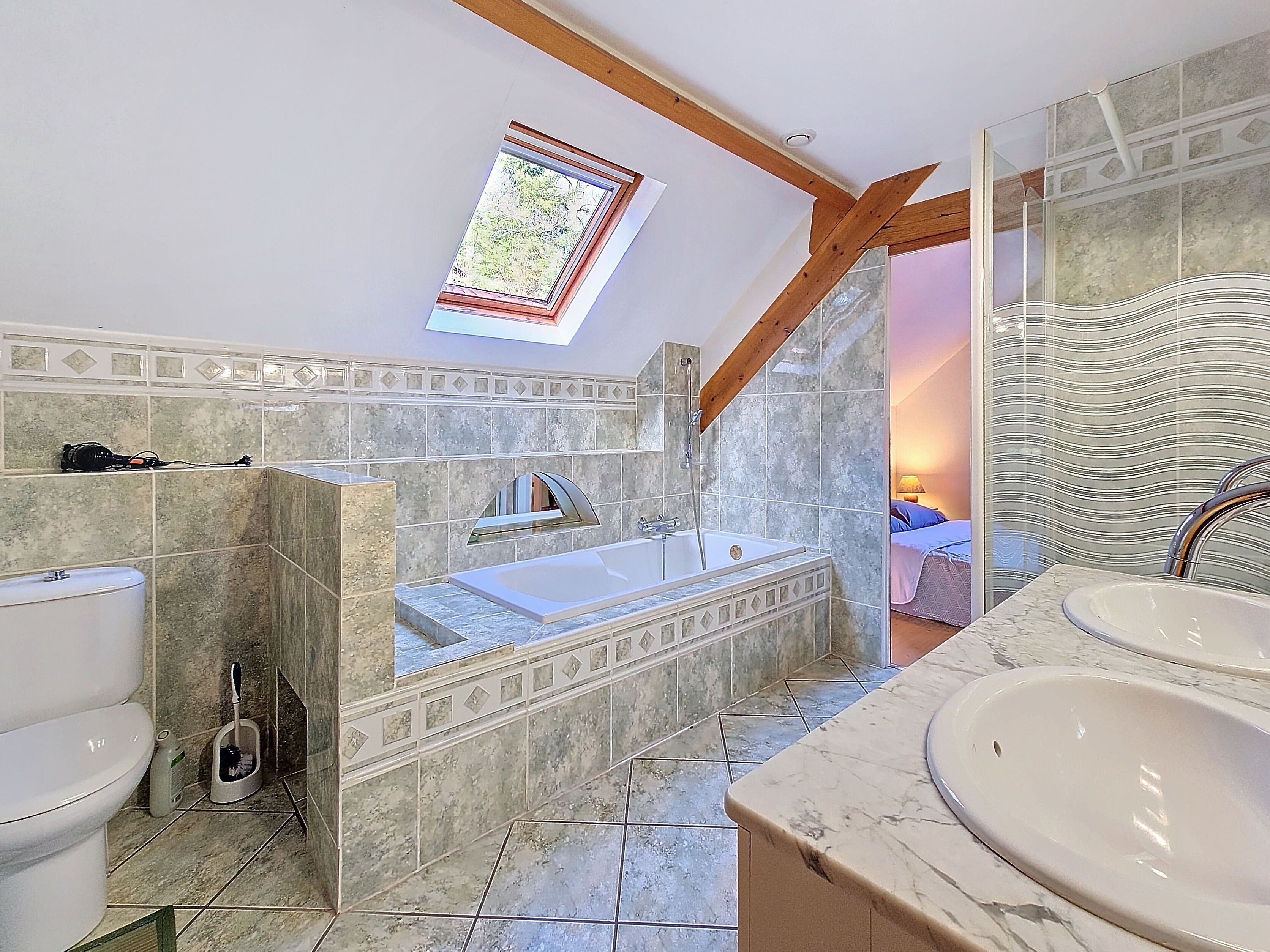 Douche, sèche-cheveux, serviettes fournies, savon