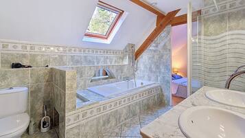Douche, sĂšche-cheveux, serviettes fournies, savon