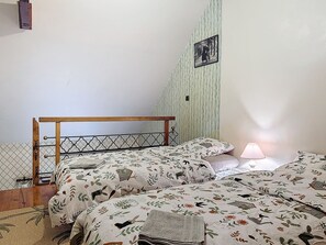 5 bedrooms, desk, iron/ironing board, free WiFi
