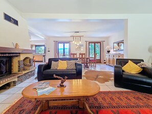 TV, fireplace, DVD player, table tennis - House in nature (Paréac)